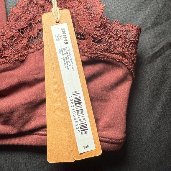 SKIMS - Scoop Neck Lace Bralette - Picture 2 of 5
